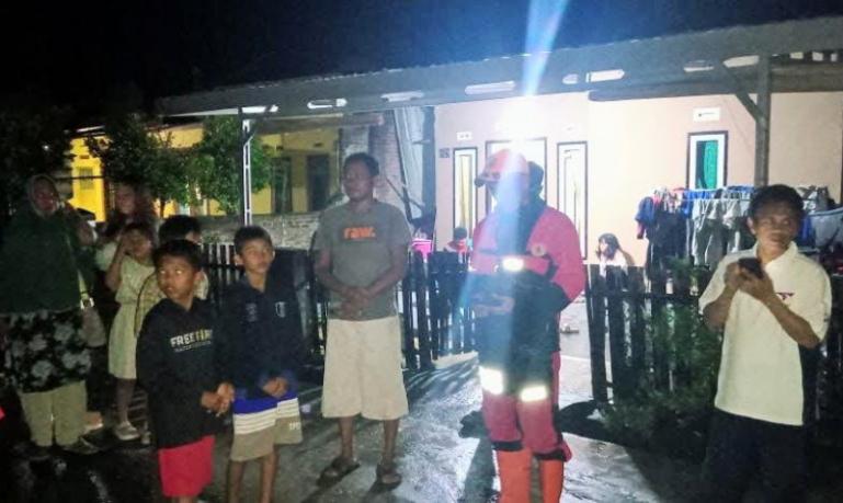 Masyarakat menyelamatkan diri lari keluar rumah sesaat kejadian gempa yang mengguncang tempat mereka di Bengkulu, Jumat dini hari (23/5/2025). IST