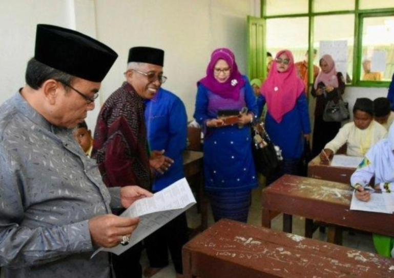 Wakil Wali Kota Padang, Maigus Nasir saat meninjau santri yang ikuti ujian tahun pelajaran 2024/2025. (IST)