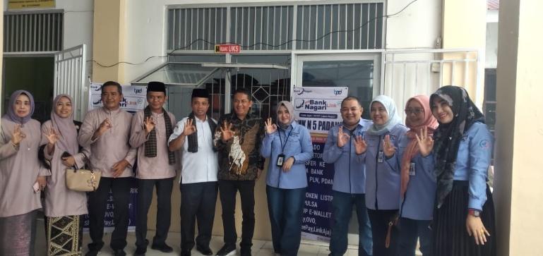 Foto bersama usai peresmian Agen Bank Nagari Link di SMKN 5 Padang. IST