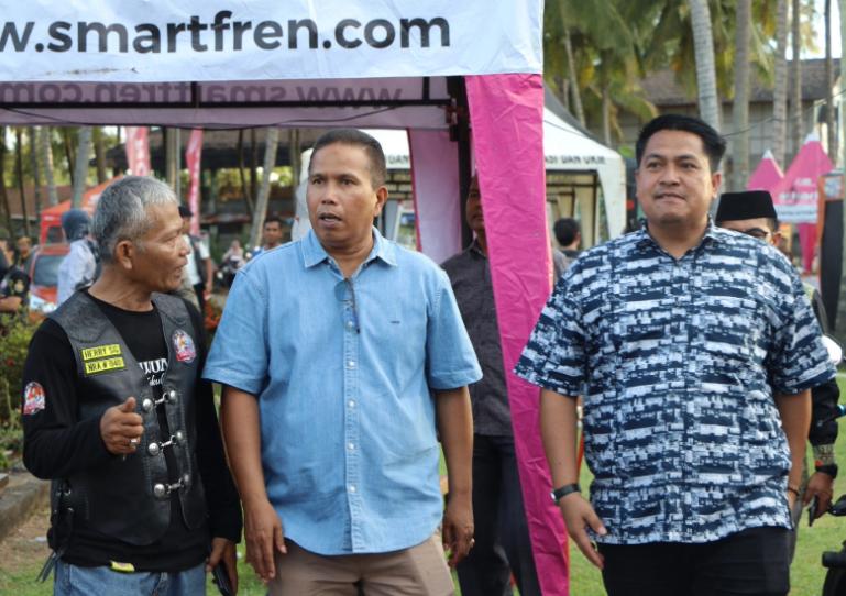 Wakil Wali Kota Pariaman Mulyadi  disambut pihak panitia dalam kegiatan Anniversary ke-17 HTCI Kota Pariaman, di Hotel Nan Tongga Kota Pariaman, Sabtu (24/5/2025). IST