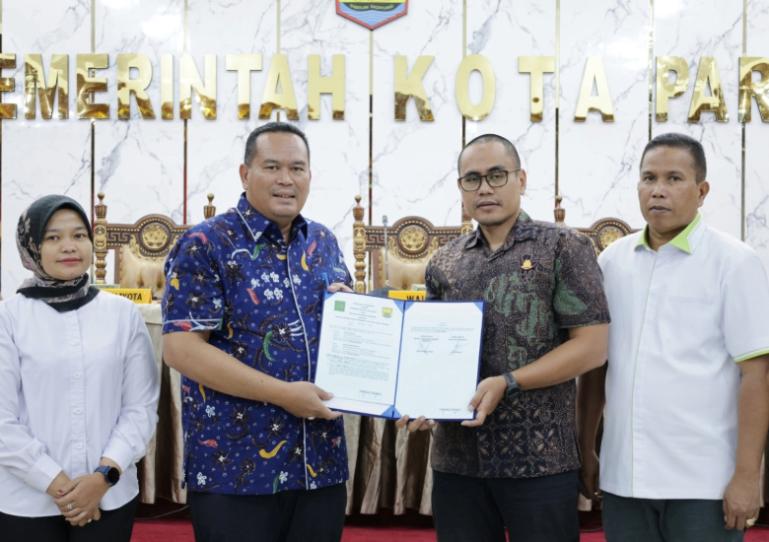 Wali Kota Pariaman, Yota Balad, Kajari Pariaman, Bagus Priyonggo, didampingi Wakil Wali Kota Mulyadi  usai penandatanganan MoU, Jumat (16/5/2025). IST