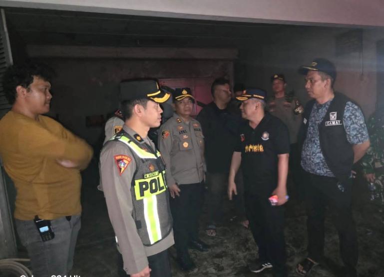 Camat Lubeg Nofiandi Amir, bersama Kapolresta Padang, AKBP Apri Wibowo saat meninjau pabrik karet yang hingga Minggu malam (18/5/2025), kebakarannya belum berhasil dipadamkan. (dok : humas kec.lubeg)