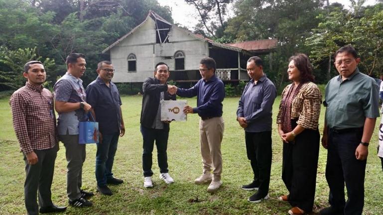 Dirut LPP TVRI Iman Brotoseno, dan Dirut Bank Nagari Gusti Candra, bertukar cinderamata, didampingi Para Direksi LPP TVRI, dan Kepsta Sumbar.