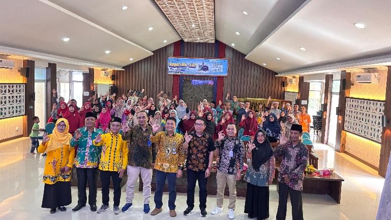 Foto bersama saat Program Nagari Mekah yang diasakan oleh Bank Nagari Cabang Mentawai, Kamis (8/5/2025). IST