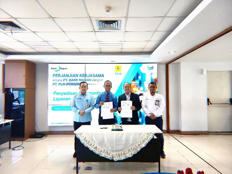 Prosesi foto bersama usai penandatanganan kerja sama Bank Nagari dengan PLN. IST