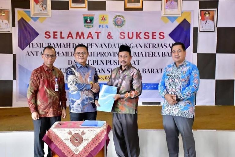 Pemimpin Bank Nagari Cabang Lubukbasung Helfiyanrika dengan Kepala SMA Negeri Agam Cendekia M. Hernandar memperlihatkan nota kesepahaman. IST