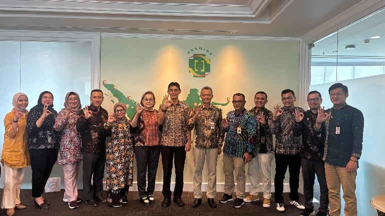 Foto bersama manajemen Bank Nagari dengan PT. Medika Loka Manajemen (Hermina Group) usai penandatanganan kerja sama. IST