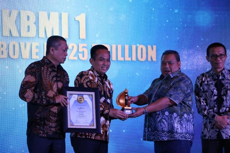 Direktur Utama Bank Nagari Gusti Candra menerima dua penghargaan saat ajang The Asian Post The Best Regional Champion 2025 yang di gelar di Shangri-La Hotel, Jakarta, Jumat (16/5/2025). IST