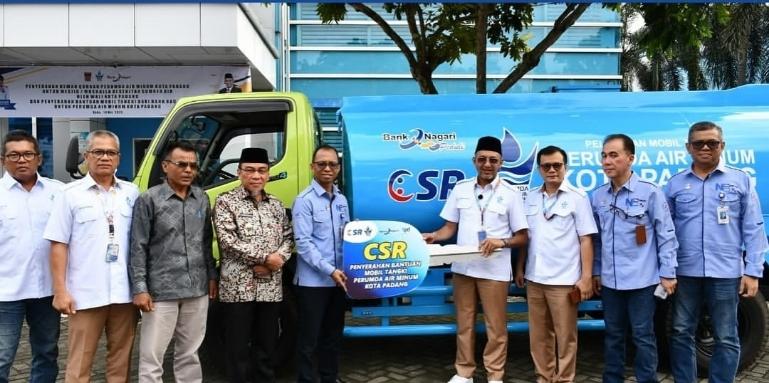 Direktur Keuangan Bank Nagari Roni Edrian menyerahkan satu unit mobil tangki ke Direktur Utama Perumda Air Minum Kota Padang, Hendra Pebrizal. IST