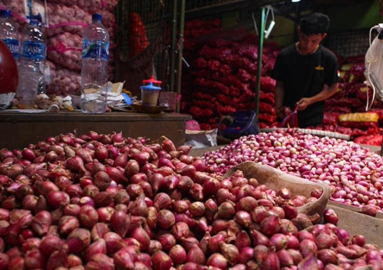 Seorang pedagang kondisi bawang merah yang dijualnya di salah satu pasar tradisional. IST