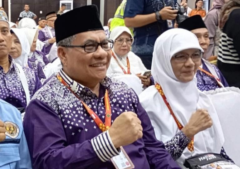 Ketua DPRD Sumbar, Muhidi bersama istri masuk dalam kloter 1 rombongan CJH asal Sumbar yang akan diterbangkan menuju Tanah Suci untuk lakukan ibadah haji tahun ini, Jumat (2/5/2025). IST