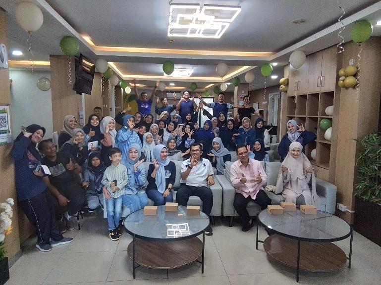 Foto bersama Komisaris Utama PT Tridaya Medina Sinergi Dr. dr. Dovy Djanas, Sp.OG, KFM, MARS, FISQua, Komisaris dr. Winanda, MARS, direktur dan pegawai AYani Women and Children Clinic. IST