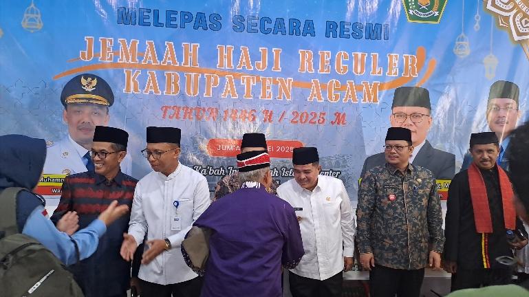 Prosesi pelepasan calon jamaah haji asal Agam yang turut dihadiri Bupati Agam Benni Warlis dan Direktur Keuangan Bank Nagari Roni Edrian. IST