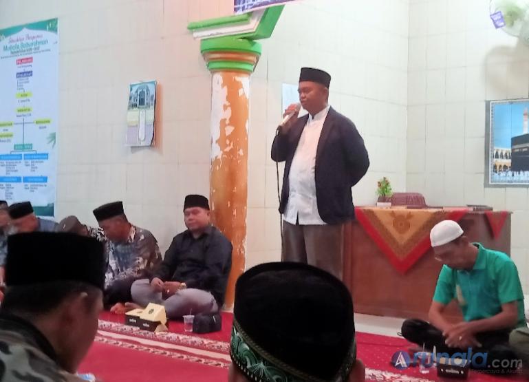 Anggota Komisi IV DPRD Kota Padang, Buya Iskandar saat melakukan reses di Musala Baiturrahman, Jumat malam (2/5/2025). (dok : arunala.com)