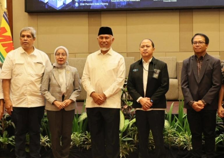 Gubernur Sumbar, Mahyeldi Ansharullah bersama pembicara dan peserta FGD yang digelar Masyarakat Ketenagalistrikan Indonesia (MKI) di salah satu hotel di Padang, Rabu (21/5.2025). IST