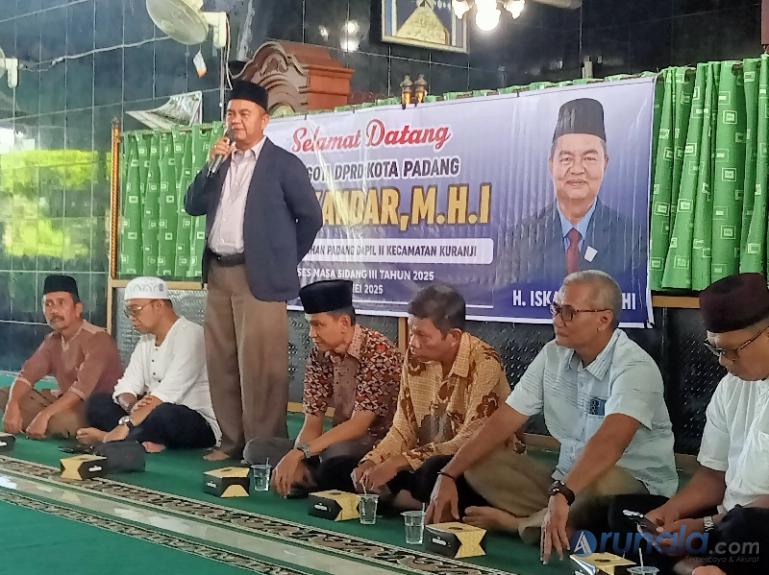 Ketua Komisi IV DPRD Kota Padang, Buya Iskandar berikan paparan tujuan progul Wali Kota dan Wakil Wali Kota Padang saat ini, ketika reses dapil di Masjid Al Bahri Parak Jigarang, Kelurahan Anduring, Kecamatan Kuranji, Sabtu siang (3/5/2025). (dok : arunala.com)