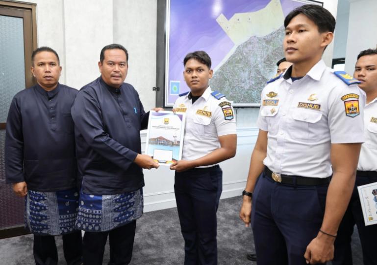 Wali Kota Pariaman serahkan SK PNS dan CPNS pada delapan tamatan STTD di ruang kerjanya Jumat (2/5/2025). IST