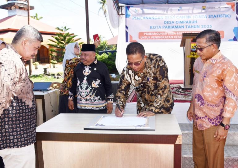 Wakil Wali Kota Pariaman Mulyadi saat mencanangkan Desa Cimparuh menjadi Desa Cinta Statistik tahun 2025 di halaman kantor desa setempat, Kamis (22/5/2025). IST