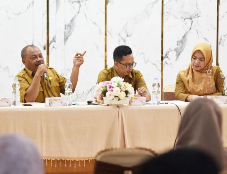 Kepala Diskominfotik Kota Pariaman, Noviardi berikan paparan tentang pentingnya peran PPID untuk desa dalam pelaksanaan UU Keterbukaan Informasi Publik (KIP), Senin (5/5/2025). IST