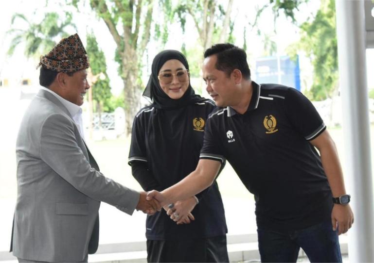 Sekretaris Pelti Sumbar, Doni Harsiva Yandra saat menyambut kedatangan Ketum Pelti Pusat, Nurdin Halid jelang pelantikan di Aula Kantor Gubernur Sumbar, Kamis (1/5/2025).  IST
