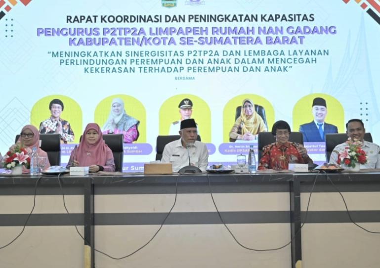 Gubernur Sumbar Mahyeldi saat membuka rakor dan peningkatan kapasitas pengurus pusat P2TP2A se Sumbar di Auditorium Gubernuran, Rabu (14/5/2024). IST