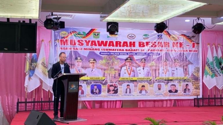 Direktur Keuangan Bank Nagari Roni Edrian dalam acara Mubes ke-1 Organisasi Minang se-Kepulauan Riau di Batam. IST