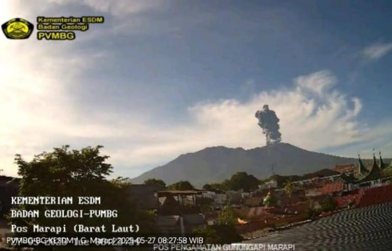 Kondisi Gunung Marapi di Sumbar menunjukkan aktivitas erupsi, Selasa pagi (27/5/2025). IST