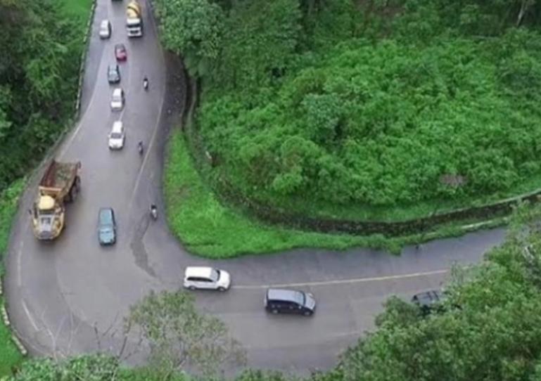 Salah satu tikungan fenomenal yang terkenal di Sitinjau Lauik, Kota Padang, IST