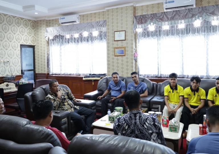Wakil Wali Kota Pariaman, Mulyadi saat menjamu tim takraw kota ini sebelum berangkat menuju Painan mengikuti Kejurda Takraw 2025 tingkat Sumbar di ruang kerjanya, Kamis (22/5/2025). IST