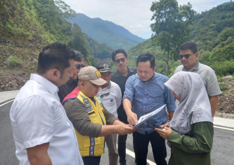 Ketua Komisi IV DPRD Sumbar, Doni Harsiva Yandra bersama dinas terkait meninjau kondisi jalan Jalan Bayang - Alahan Panjang, belum lama ini. (dok : humas dprd sumbar)