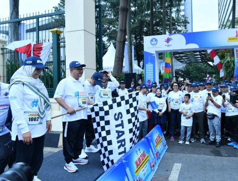 Menteri Dikdasmen Abdul Mu'ti melepas ribuan peserta jalan sehat Hardiknas 2025 di halaman kantor tersebut, Minggu (18/5/2025). IST