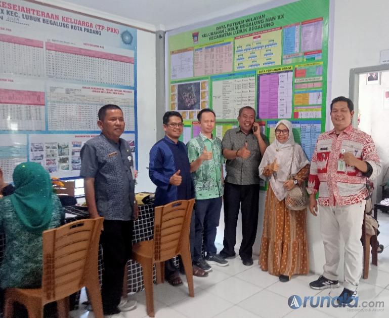 Tim penilai Kelurahan Berprestasi Kota Padang diketuai Eka Putra Bahari saat meninjau Kelurahan Lubeg, Kamis siang (15/5/2025). (dok : arunala.com)
