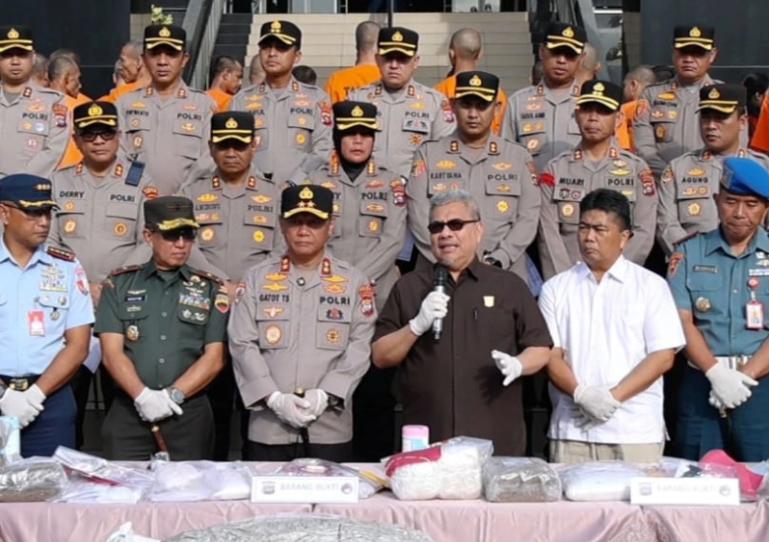 Ketua DPRD Sumbar, Muhidi ikut menghadiri prescon Polda Sumbar atas hasil pengungkapan kasus narkoba yang terjadi di Sumbar, Selasa (29/4/2025). (dok : humas dprd sumbar)