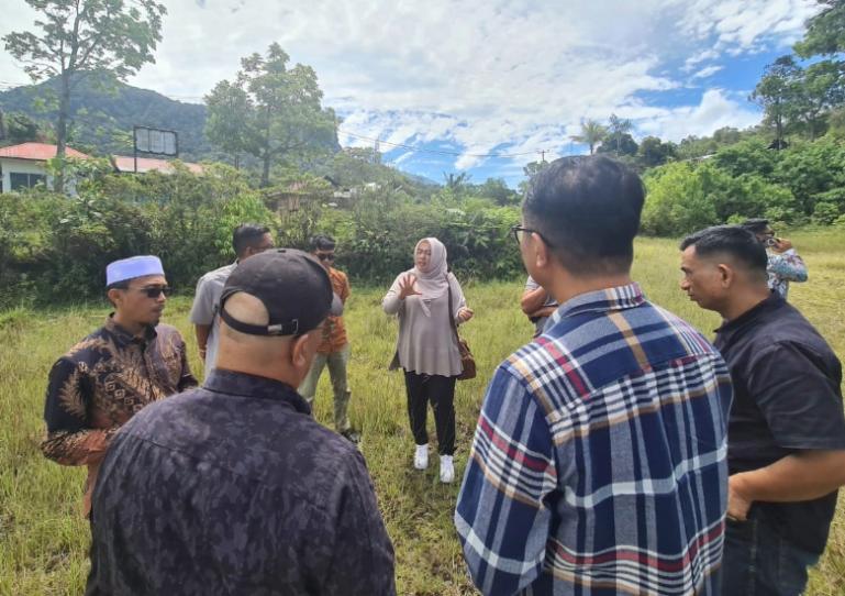 Rombongan anggota Komisi I DPRD Sumbar saat meninjau lokasi yang disiapkan untuk pembangunan rest area di sekitar Kelok Sembilan, Kabupaten Limapuluh Kota, Minggu (25/5/2025). IST