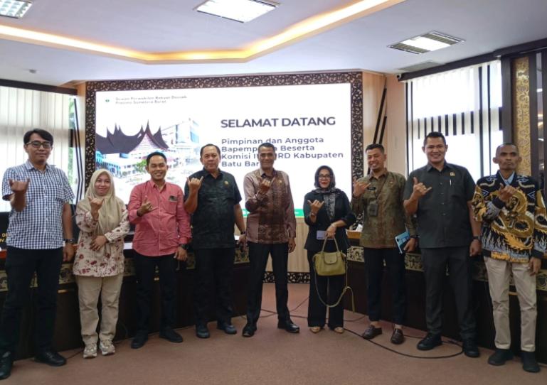 Kasubag Humas dan Protokoler Sekretariat DPRD Sumbar, Dahrul Idris menerima kunjungan anggota DPRD Kabupaten Batu Bara, di ruang rapat khusus II, Kamis (24/4/2025). IST