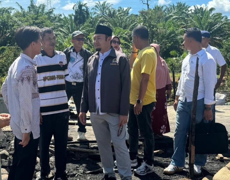 Anggota DPR RI asal Sumbar, Rahmat Saleh saat tinjau kondisi rumah warga yang terbakar di Sungai Kuyung, Inderapura, Pessel, Minggu siang (25/5/2025). IST