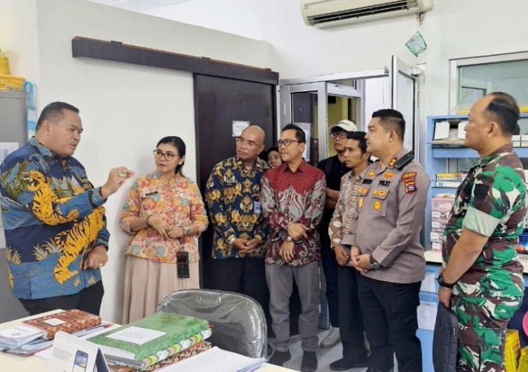 Wako Pariaman, Yota Balad menerangkan pola pengangganan para pecandu narkotika di Kota Pariaman kepada Kepala Balai Besar Rehabilitasi BNN, dr Elvina Katerin Sahusilawane, Selasa (6/5/2025). IST
