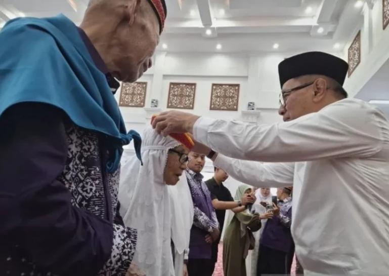 Wali Kota Ramlan Nurmatias, melepas JCH kota itu di balairung rumah dinasnya, Selasa (13/5/2025). IST