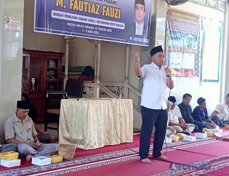 Anggota DPRD Kota Padang M Fautiaz Fauzi berinteraksi dengan masyarakat Kelurahan Parupuk Tabing saat melakukan reses dapil ke kelurahan itu di Musala Al Faizin, Sabtu (4/5/2025). (dok : arunala.com)