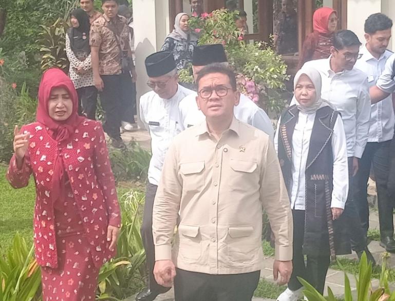 Menteri Perdagangan Budi Santoso mengunjungi Galeri Henni Adli Minangkabau di Jalan Raya Air Dingin, Balai Gadang, Kecamatan, Koto Tangah, Jumat (9/5/2025). IST