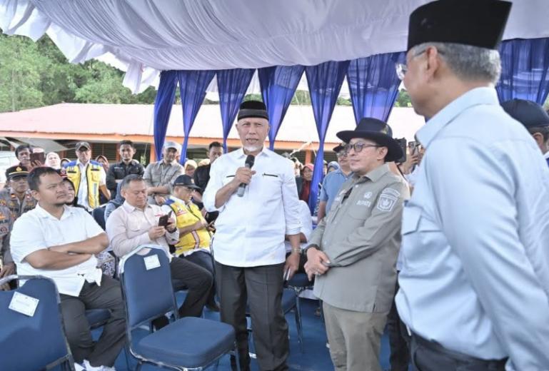 Gubernur Sumbar Mahyeldi paparkan kondisi lokasi yang akan dibangun Sabo Dam kepada Menteri PU Hanggodo, saat berkunjung ke Kabupaten Tanahdatar, Sabtu (3/5/2025). IST