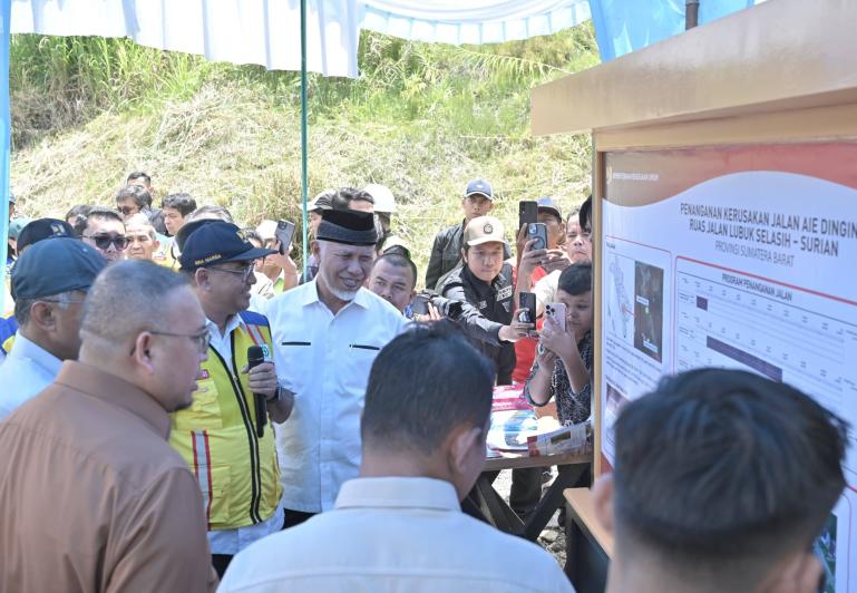 Menteri PU Dody Hanggodo didamping Gubernur Sumbar Mahyeldi melihat maket pembangunan jembatan sementara Aie Dingin, di Kabupaten Solok Sabtu (3/5/2025). IST