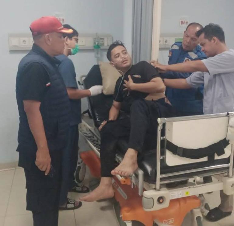 Satu dari dua personel Damkar Kota Padang saat mendapatkan perawatan di RS Semen Padang, Selasa pagi (27/5/2025). IST