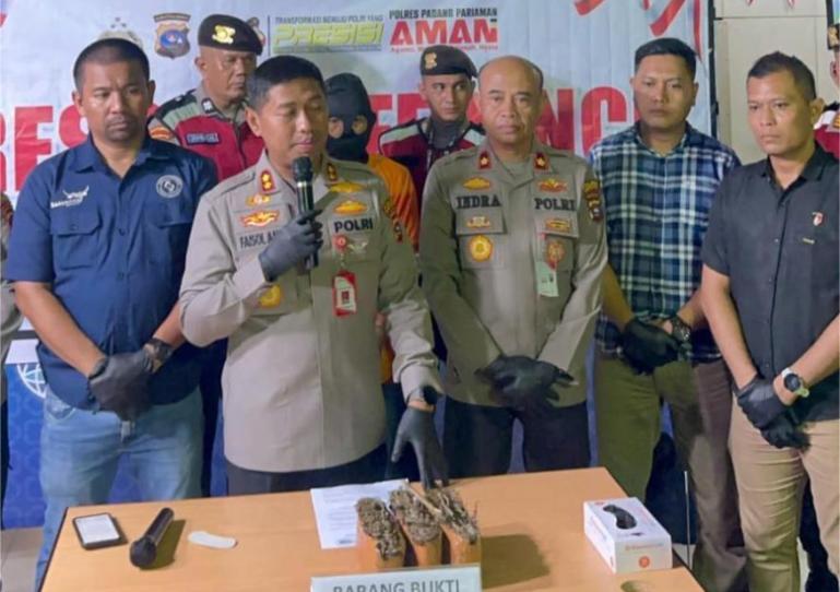 Kapolres Padangpariaman, AKBP Faisol Amir bersama jajarannya gelar prescon hasil penyitaan narkoba jenis ganja yang akan dikirim ke Jakarta melalui BIM, kemarin. IST