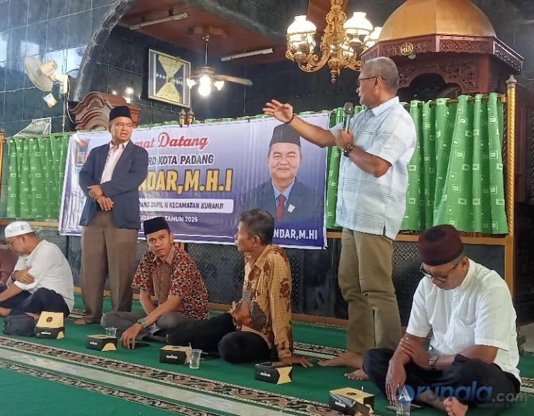 Ketua Komisi IV DPRD Kota Padang, Iskandar lakukan reses dapil di Masjid Al Bahri Parak Jigarang, Anduring, Kuranji, Sabtu (3/5/2025). (dok : arunala.com)