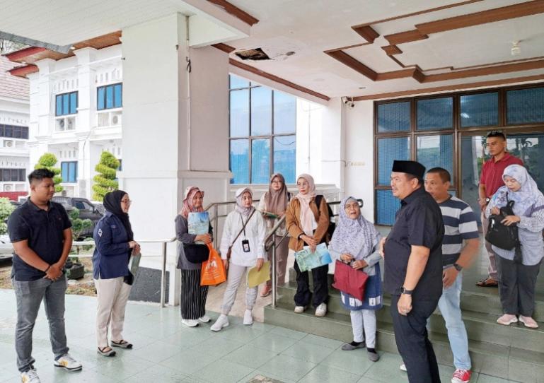 Tampak Wali Kota Pariaman, Yota Balad melepas tiga tim utusan pemko mengikuti kegiatan Inventarisasi Aset PDAM, Kamis (1/5/2025). IST