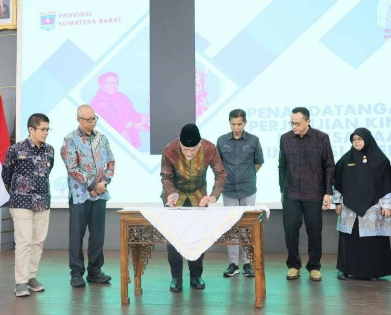 Gubernur Mahyeldi tandatangani naskah Penguatan Daya Saing Daerah dengan Metode Labinov ini diselenggarakan Auditorium Istana Gubernur Sumbar, Kamis (22/5/2025). IST