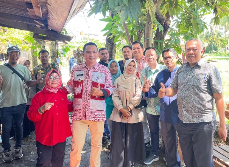 Camat Lubeg, Nofiandi Amir saat dampingi tim penilai kelurahan berprestasi dari Setko Padang di lahan ketahanan pangan Kelurahan Lubeg, Kamis (15/5/2025). (dok : humas kecamatan lubeg)