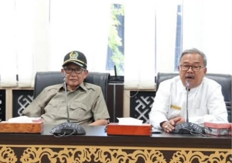Anggota Komisi IV DPRD Sumbar, Muzli M Nur bersama Ketua Bamus DPRD Kabupaten Limapuluh Kota, Erman Mawardi dan anggota Bamus lainnya di di ruang rapat khusus 1 DPRD Sumbar, Selasa (22/4/2025). IST