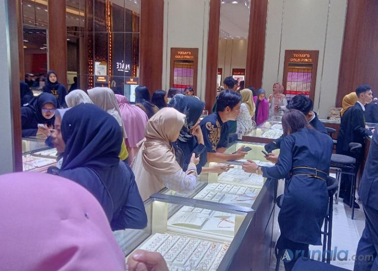 Para konsumen memilih bentuk perhiasan yang ada di toko The Palace Jeweler Padang saat pembukaan perdana toko ini di Basko City Mall Padang, Kamis siang (29/5/2025). (dok : arunala.com)
